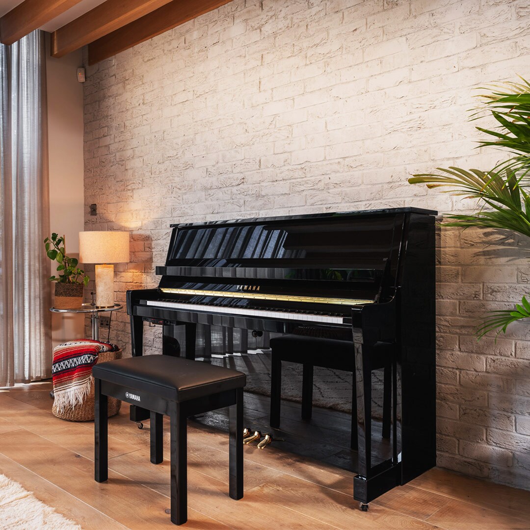 O piano vertical B30 posicionado na sala de estar