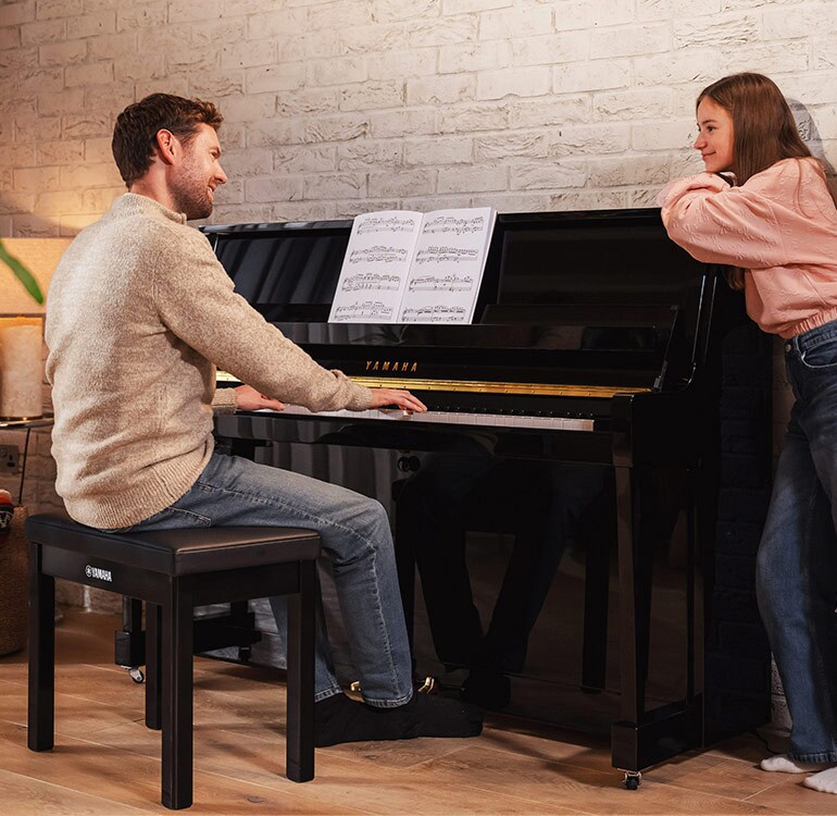 Mãe e filha se divertem tocando o piano vertical da B Series