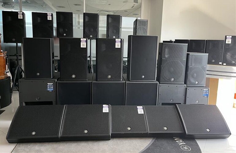 Centro de treinamento da Cidade do México, com caixas acústicas dispostas para audição e demonstração.
