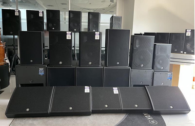 Centro de treinamento da Cidade do México, com caixas acústicas dispostas para audição e demonstração.