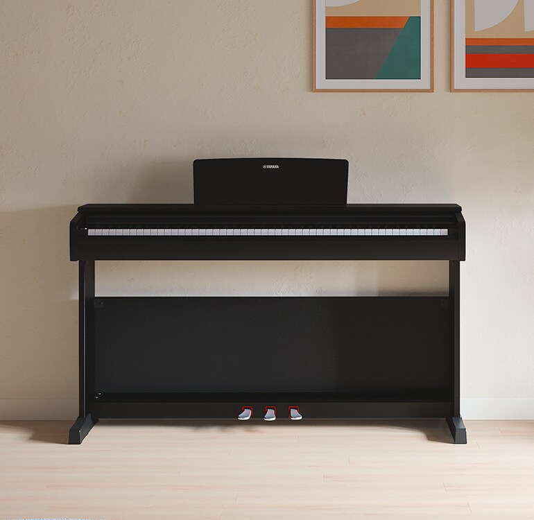 Uma sala de estar com um piano ARIUS preto, plantas de interior e um sofá, harmoniosamente integrado ao ambiente