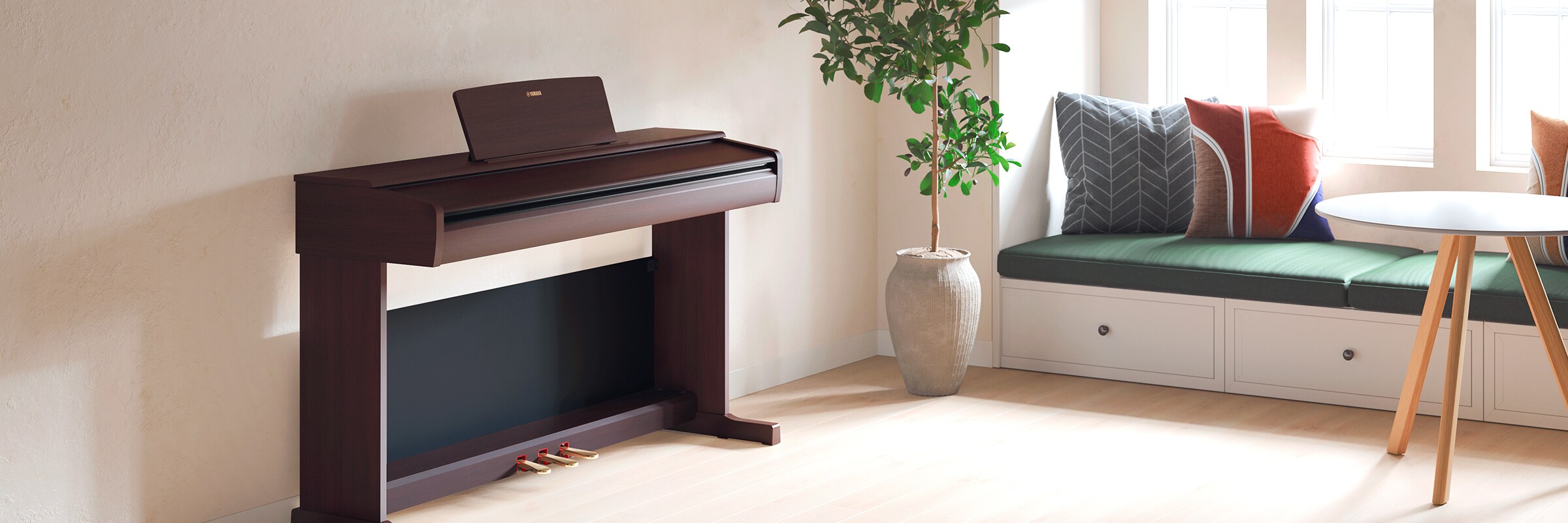 Um piano ARIUS em uma sala de estar com a tampa fechada, integrando-se à decoração