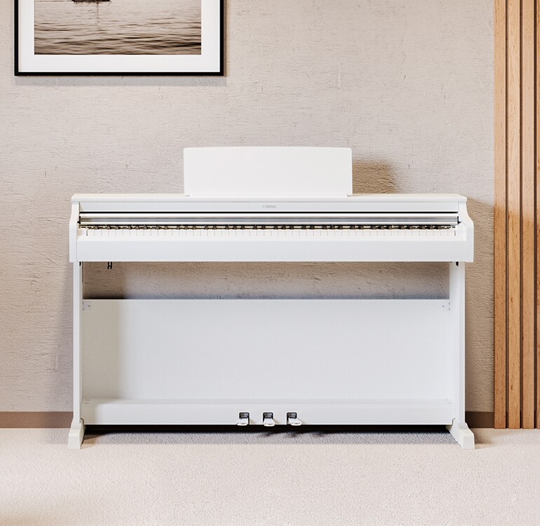 Uma sala de estar com um piano ARIUS branco, plantas de interior e um sofá, harmoniosamente integrado ao ambiente