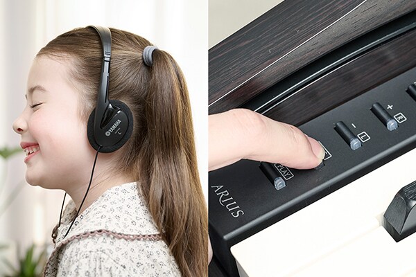 Tocando um piano ARIUS com fones de ouvido e operando os botões do painel de controle