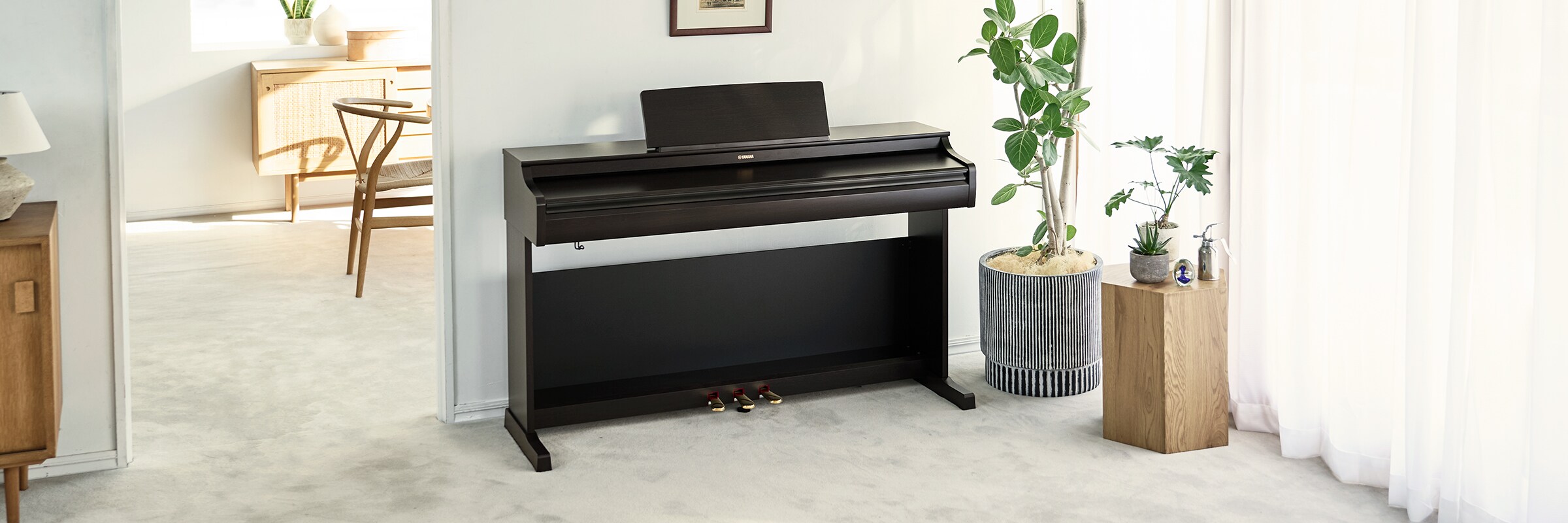 Um piano ARIUS em uma sala de estar com a tampa fechada, integrando-se à decoração