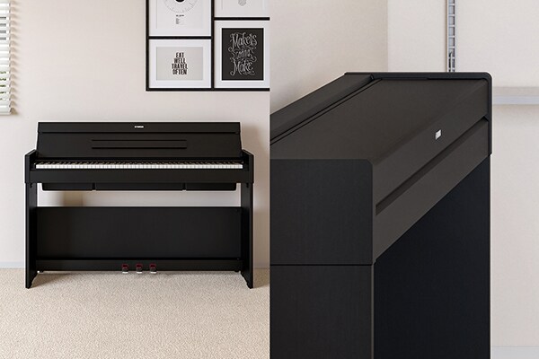 Um piano ARIUS se integrando à decoração da sala de estar, e um piano ARIUS com um design mais plano e compacto devido à sua tampa estar fechada