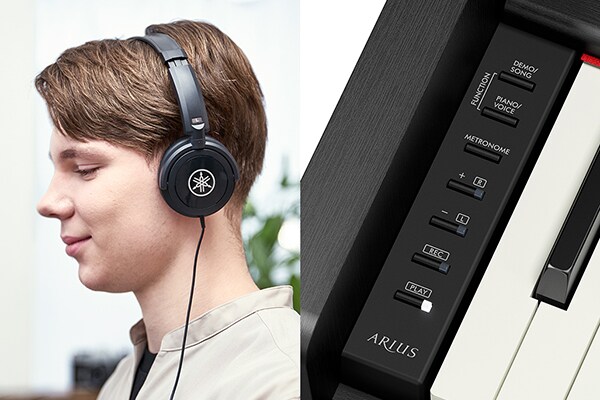 Tocando um piano ARIUS com fones de ouvido, e uma imagem do painel de controle