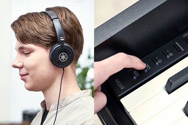 Tocando um piano ARIUS com fones de ouvido e operando os botões do painel de controle