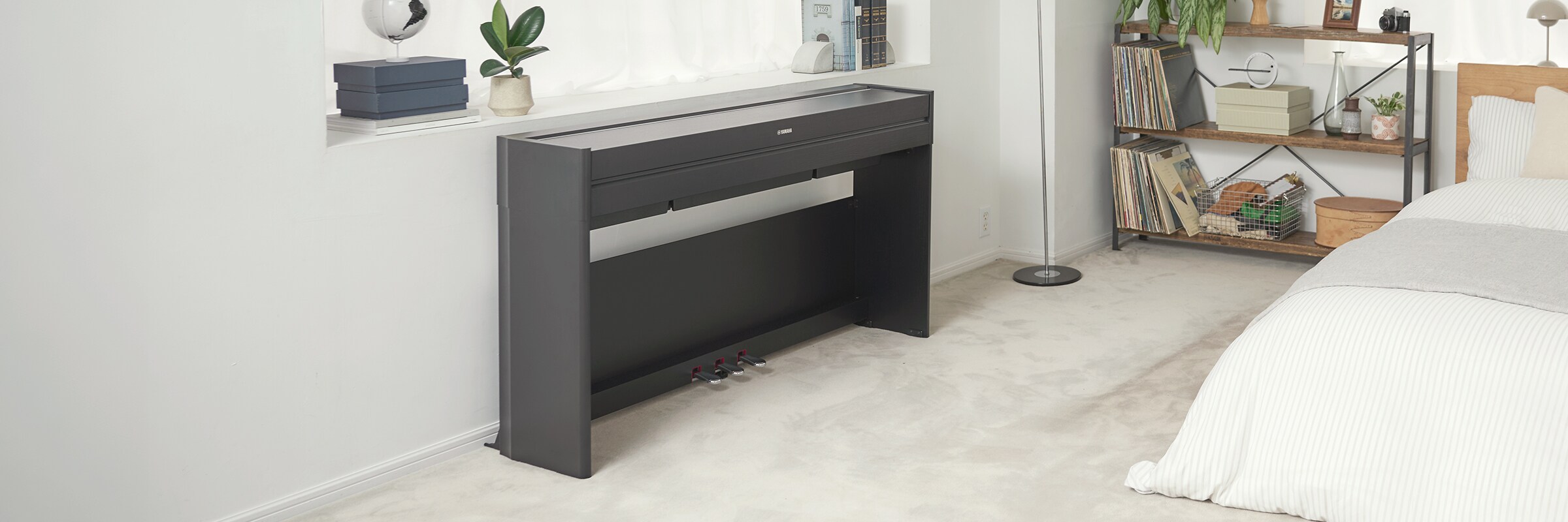 Um piano ARIUS em um quarto com a tampa fechada, integrando-se à decoração