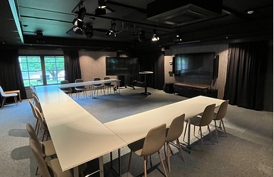 Centro de treinamento de Gotemburgo, com uma grande mesa de conferência, caixas acústicas de teto e sistema de apresentação.