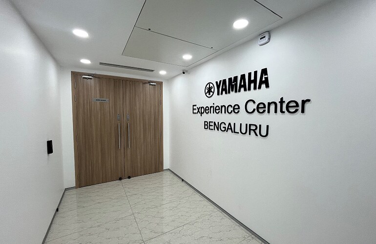 Entrada do centro de treinamento de Bengaluru, com sinalização da Yamaha.