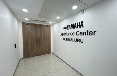 Entrada do centro de treinamento de Bengaluru, com sinalização da Yamaha.