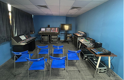 Centro de treinamento de Gurugram, com assentos em formato sala de aula, tela de apresentação e equipamentos de treinamento de áudio.
