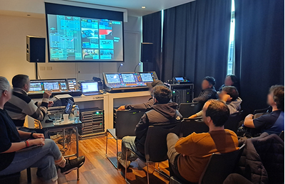 Centro de treinamento de Buenos Aires, com participantes sentados em uma sala de treinamento de áudio equipada com projeção e mixagem.