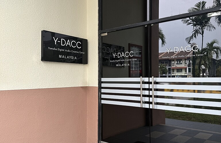 Entrada do centro de treinamento de Kuala Lumpur, com sinalização da Yamaha.