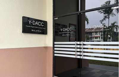 Entrada do centro de treinamento de Kuala Lumpur, com sinalização da Yamaha.