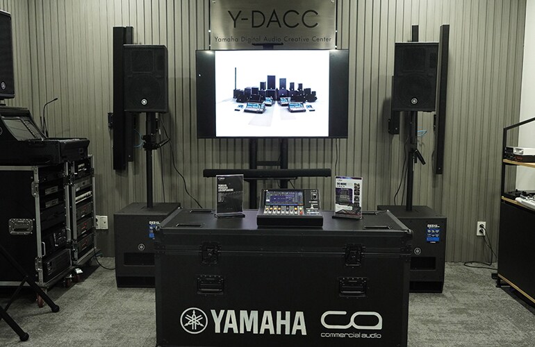 Centro de treinamento da Cidade de Ho Chi Minh, com console de mixagem digital, tela de exibição e caixas acústicas.