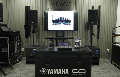 Centro de treinamento da Cidade de Ho Chi Minh, com console de mixagem digital, tela de exibição e caixas acústicas.