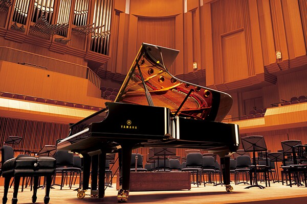 Piano de cauda de concerto Yamaha CFX no palco de uma sala de concertos