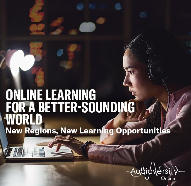Key visual para Audioversity Online: uma mulher focada em uma sessão de treinamento online.