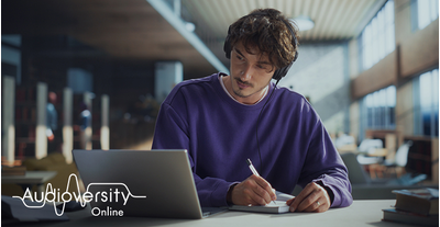 Logotipo da Audioversity Online e aura atrás de um homem focado em uma sessão de treinamento online.