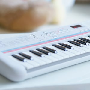 Mini Teclado Yamaha Infantil Remie PSS-E30 Branco