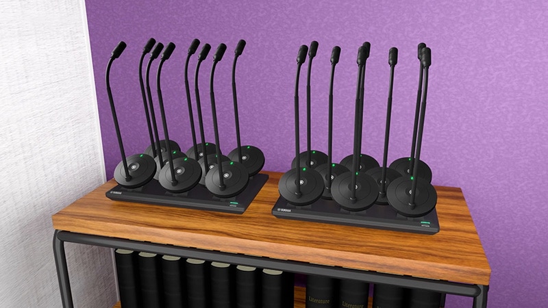 Foto mostrando microfones de pescoço de ganso com estação de carregamento para microfone