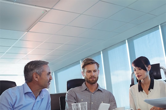 Foto mostrando pessoas em uma reunião