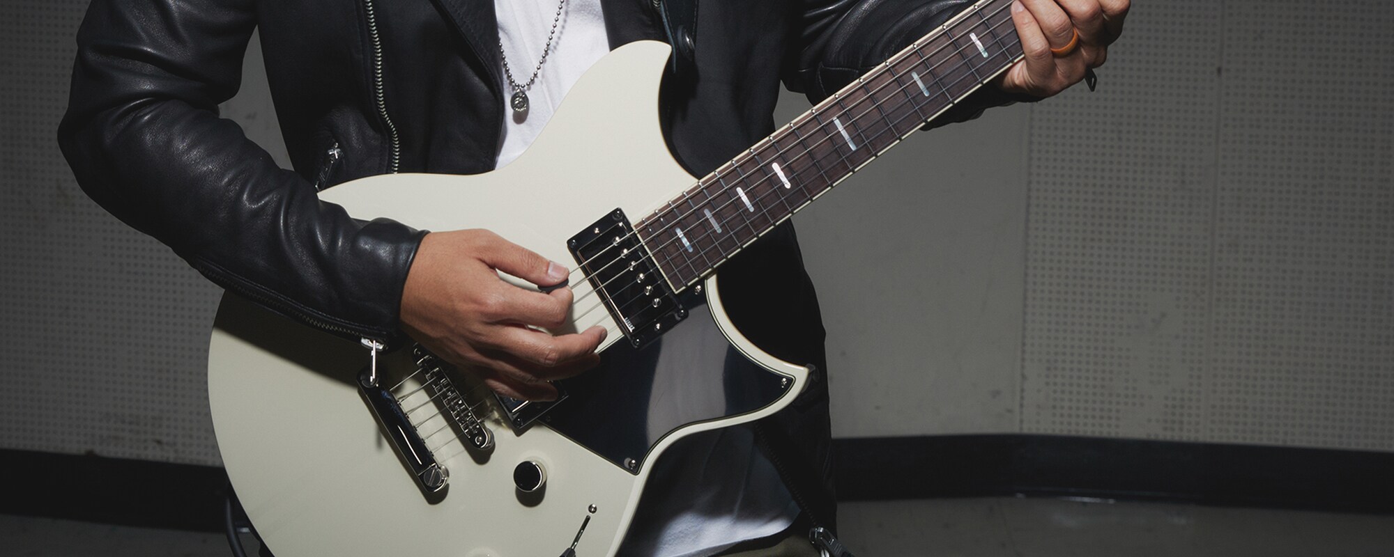 A person playing Revstar Standard “RSS20 VW”