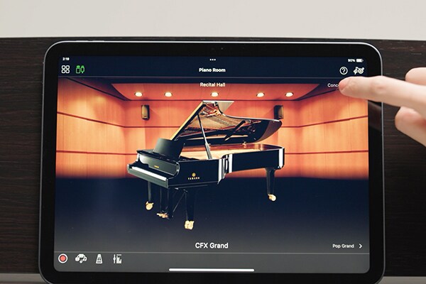 A tela de um tablet mostrando o aplicativo Smart Pianist em uso
