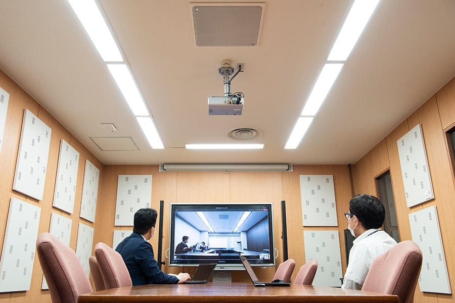 Pode também falar-nos sobre a sala de conferências no seu escritório em Takanawa, ao qual está ligado.